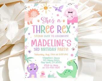 Puede incluir: Una invitación a una fiesta de cumpleaños de dinosaurio rosa y verde con un dinosaurio morado, un dinosaurio verde y un sol sonriente. El texto dice "She's a Three Rex Stomp Over to Celebrate Madeline's 3rd Birthday Party!" con la fecha y hora de la fiesta, la dirección y la información de RSVP.