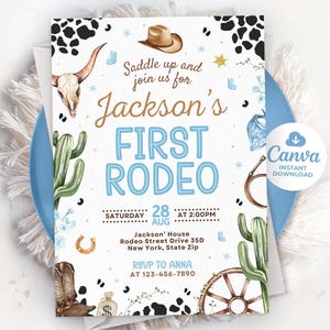 K&ouml;nnte beinhalten: Eine Einladung zum Thema Rodeo mit dem Text "Jackson's FIRST RODEO". Das Design umfasst Illustrationen von Cowboyhut, Kaktus, Stiersch&auml;del und Hufeisen. Die Einladung befindet sich auf wei&szlig;em Hintergrund mit einem blauen Teller.