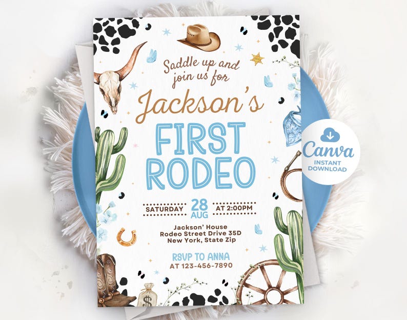 K&ouml;nnte beinhalten: Eine Einladung zum Thema Rodeo mit dem Text "Jackson's FIRST RODEO". Das Design umfasst Illustrationen von Cowboyhut, Kaktus, Stiersch&auml;del und Hufeisen. Die Einladung befindet sich auf wei&szlig;em Hintergrund mit einem blauen Teller.