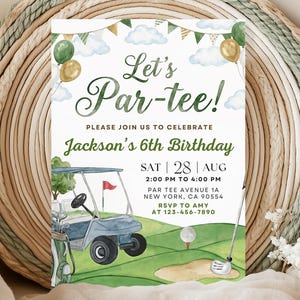 Puede incluir: Una invitación estilo acuarela para una fiesta de cumpleaños con temática de golf. La invitación presenta el texto "Let's Par-tee!" y los detalles del sexto cumpleaños de Jackson, incluyendo la fecha, hora y lugar. El diseño incluye un carrito de golf, una pelota de golf y globos.