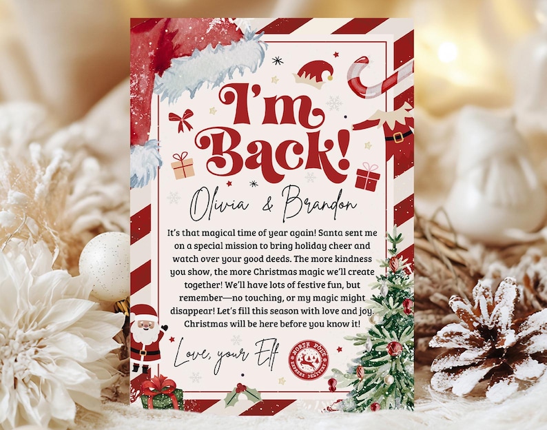 Puede incluir: Una tarjeta navide&ntilde;a festiva con un borde a rayas rojas y blancas. El texto "I'm Back!" se muestra de forma destacada, junto con los nombres "Olivia & Brandon". La tarjeta incluye un mensaje de un elfo, ilustraciones de gorros de Pap&aacute; Noel y un &aacute;rbol de Navidad.