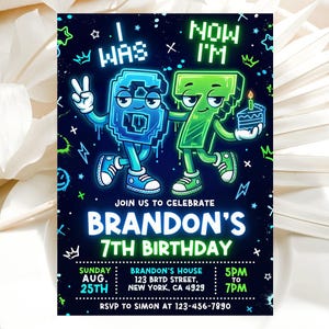 Op de afbeelding: Een verjaardagsuitnodigingskaart met een donkere achtergrond en neonblauwe en groene gepixelde cijferfiguren. De tekst luidt I WAS NOW I'M, BRANDON'S 7TH BIRTHDAY, SUNDAY AUG 25TH, BRANDON'S HOUSE 123 BRTD STREET, NEW YORK, CA 4929, 5PM TO 7PM, RSVP TO SIMON AT 123-456-7890.