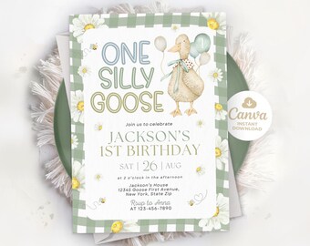 Könnte beinhalten: Eine verspielte Geburtstagseinladung mit einem grün-weiß karierten Rand und Gänseblümchen-Akzenten. Der Text lautet "ONE SILLY GOOSE" über einer Illustration einer Gans mit Luftballons. Die Einladung ist für Jacksons 1. Geburtstag mit Datum und Uhrzeit.