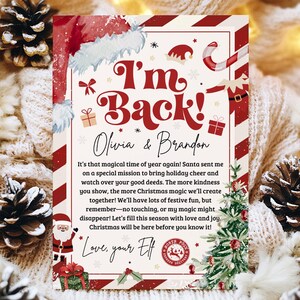 Puede incluir: Una tarjeta navide&ntilde;a festiva con un borde a rayas rojas y blancas. La tarjeta dice "I'm Back!" en letras rojas, con los nombres Olivia & Brandon debajo. El sombrero de Pap&aacute; Noel y otros elementos navide&ntilde;os decoran la tarjeta.
