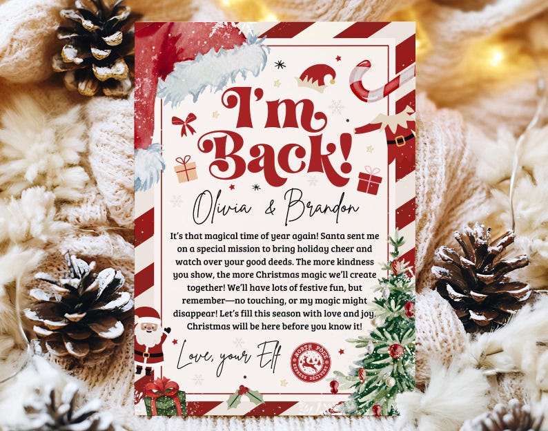 Puede incluir: Una tarjeta navide&ntilde;a festiva con un borde a rayas rojas y blancas. La tarjeta dice "I'm Back!" en letras rojas, con los nombres Olivia & Brandon debajo. El sombrero de Pap&aacute; Noel y otros elementos navide&ntilde;os decoran la tarjeta.