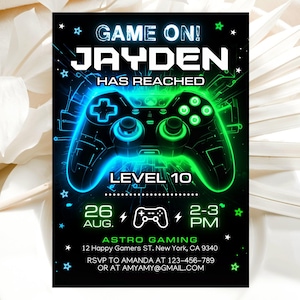 Op de afbeelding: Zwarte uitnodiging met neonblauwe en groene gamecontroller-afbeelding. Tekst bevat "GAME ON! JAYDEN HAS REACHED LEVEL 10" en evenementdetails: 26 augustus, 14.00-15.00 uur. Astro Gaming adres en RSVP-informatie.