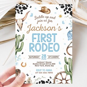 K&ouml;nnte beinhalten: Eine wei&szlig;e Einladungskarte mit Rodeo-Thema. Der Text lautet "Jackson's FIRST RODEO" in Blau und Braun. Die Karte zeigt Illustrationen eines Cowboyhuts, eines Kaktus, eines Hufeisens und eines Stiersch&auml;dels. Das Datum ist der 28. August.