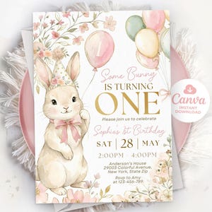 Op de afbeelding: Een verjaardagsuitnodiging met een aquarel illustratie van een konijn met een feesthoed en strik. De uitnodiging luidt "Some Bunny is Turning ONE" met feestdetails, inclusief datum, tijd en locatie. Roze en gouden accenten.