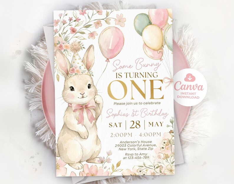 Op de afbeelding: Een verjaardagsuitnodiging met een aquarel illustratie van een konijn met een feesthoed en strik. De uitnodiging luidt "Some Bunny is Turning ONE" met feestdetails, inclusief datum, tijd en locatie. Roze en gouden accenten.