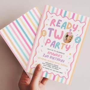 Puede incluir: Una tarjeta de invitación de cumpleaños rectangular con un borde de rayas pastel y un marco rosa ondulado. El texto dice READY TWO PARTY, AMANDA'S 2ND BIRTHDAY, SATURDAY, AUGUST 24TH, 3:00PM, AMANDA'S HOUSE, ANY STREET ADDRESS 20, NEW YORK, CA 90904, TO SARAH AT 123-456-7890.