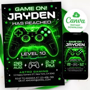 Op de afbeelding: Een digitale uitnodiging in groen en zwart voor een videogames feest. De uitnodiging toont een groene, gloeiende videogamecontroller met de tekst "Game On! Jayden Has Reached Level 10" en de datum "26 augustus, 14:00-15:00 uur".