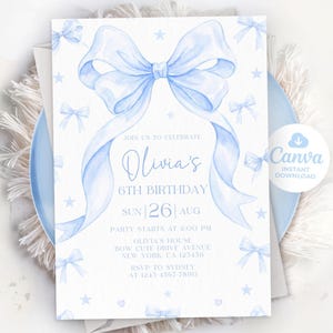 Peut inclure: Une invitation d'anniversaire bleu clair avec un grand nœud et des rubans à l'aquarelle. L'invitation comprend le texte "Olivia's 6th Birthday" et les détails de l'événement. De petits nœuds et étoiles décorent le fond. Le logo Canva est visible.