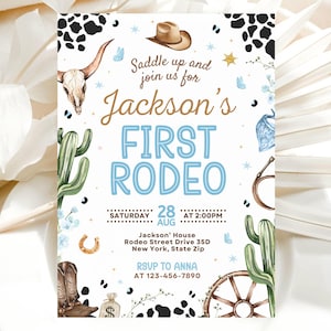 K&ouml;nnte beinhalten: Eine Einladung zum Thema Rodeo mit Aquarellillustrationen. Die Einladung zeigt einen Cowboyhut, einen Kaktus, ein Hufeisen und einen Stiersch&auml;del. Der Text lautet "Jackson's FIRST RODEO" in Blau und Braun, mit Veranstaltungsdetails.