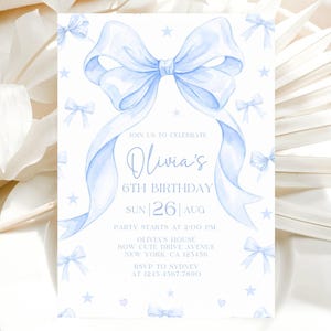Puede incluir: Una tarjeta de invitación de cumpleaños rectangular con un gran lazo azul claro estilo acuarela en la parte superior, rodeado de lazos más pequeños y estrellas. El texto dice: JOIN US TO CELEBRATE Olivia's 6TH BIRTHDAY SUN 26 AUG PARTY STARTS AT 2:00 PM OLIVIA'S HOUSE BOW CUTE DRIVE AVENUE NEW YORK, CA 123456 RSVP TO SYDNEY AT 123-4567-7890.