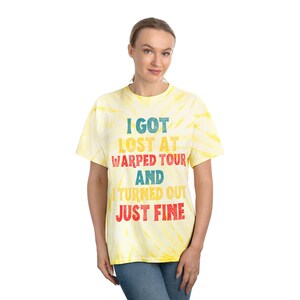 Cita divertida - Perdido en el Warped Tour - Emo Punk Rock Nostálgico - Meme con letras irónicas - Regalo de broma novedoso - Camiseta unisex teñida - Cyclone imagen 5