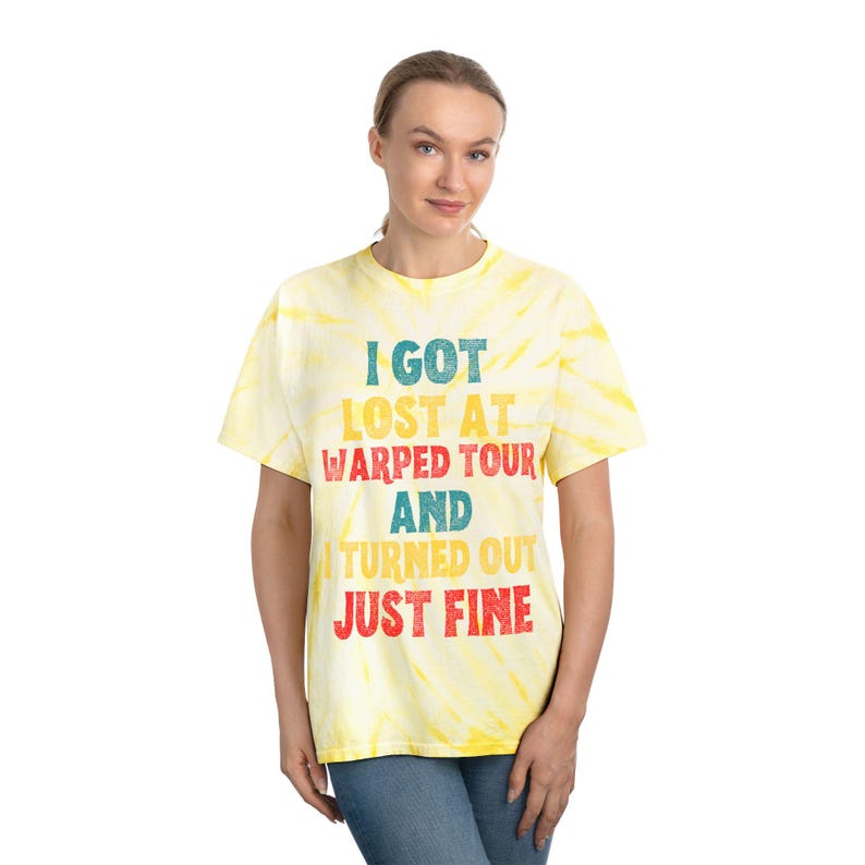 Cita divertida - Perdido en el Warped Tour - Emo Punk Rock Nostálgico - Meme con letras irónicas - Regalo de broma novedoso - Camiseta unisex teñida - Cyclone imagen 5