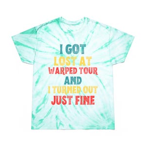 Cita divertida - Perdido en el Warped Tour - Emo Punk Rock Nostálgico - Meme con letras irónicas - Regalo de broma novedoso - Camiseta unisex teñida - Cyclone imagen 1