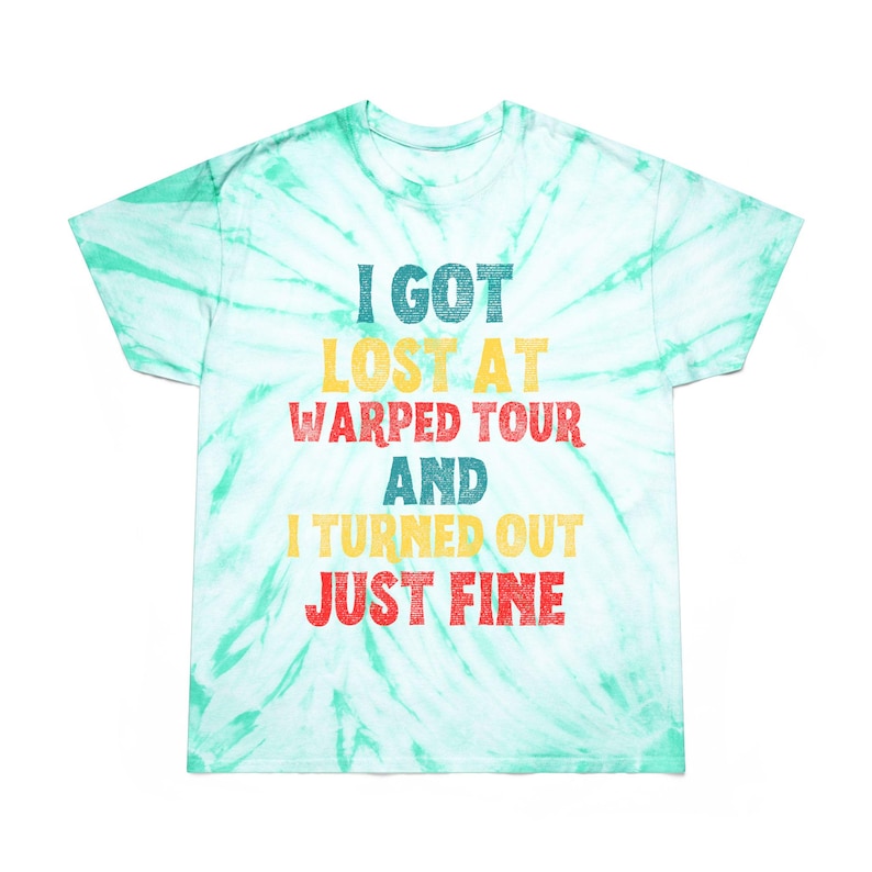 Cita divertida - Perdido en el Warped Tour - Emo Punk Rock Nostálgico - Meme con letras irónicas - Regalo de broma novedoso - Camiseta unisex teñida - Cyclone imagen 1