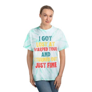 Cita divertida - Perdido en el Warped Tour - Emo Punk Rock Nostálgico - Meme con letras irónicas - Regalo de broma novedoso - Camiseta unisex teñida - Cyclone imagen 8