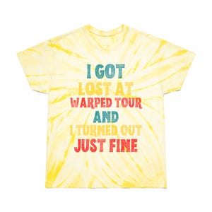 Cita divertida - Perdido en el Warped Tour - Emo Punk Rock Nostálgico - Meme con letras irónicas - Regalo de broma novedoso - Camiseta unisex teñida - Cyclone imagen 2