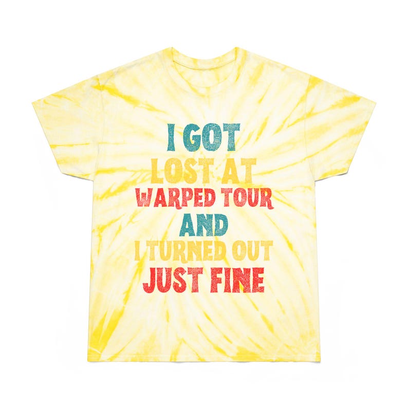 Cita divertida - Perdido en el Warped Tour - Emo Punk Rock Nostálgico - Meme con letras irónicas - Regalo de broma novedoso - Camiseta unisex teñida - Cyclone imagen 2