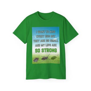 Meme de cita: Quiero besar insectos. Son pequeños. Los labios son muy fuertes. Texto irónico divertido sobre la naturaleza con fondo. Camiseta unisex de algodón ultrafino.