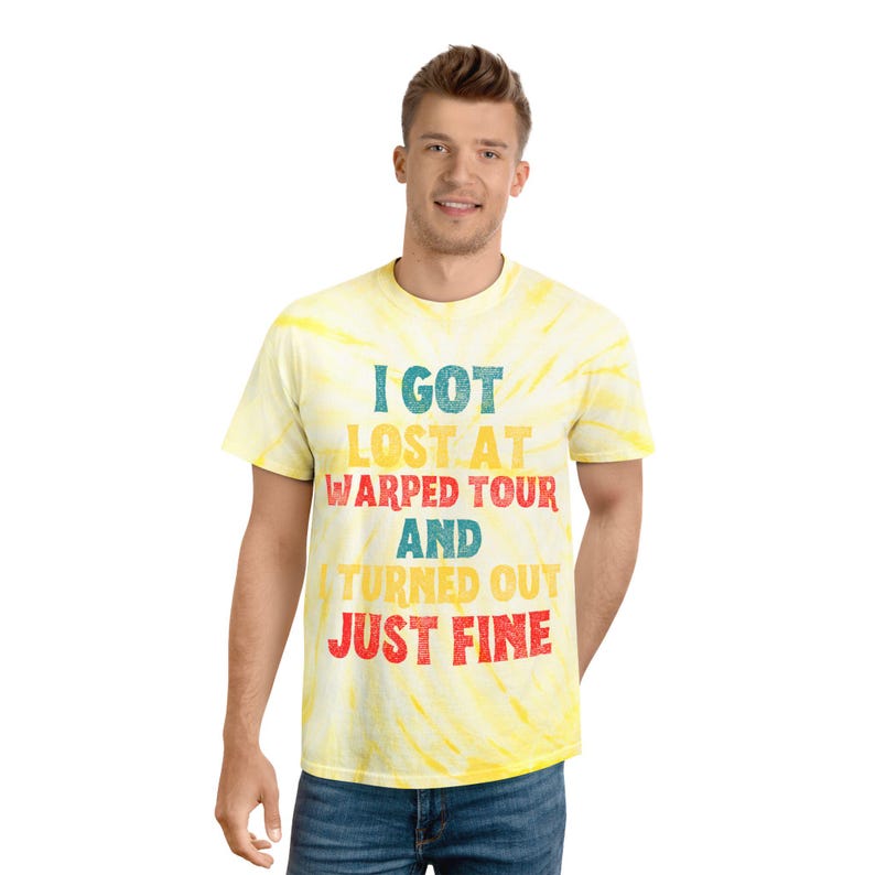 Cita divertida - Perdido en el Warped Tour - Emo Punk Rock Nostálgico - Meme con letras irónicas - Regalo de broma novedoso - Camiseta unisex teñida - Cyclone imagen 4