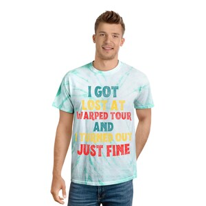Cita divertida - Perdido en el Warped Tour - Emo Punk Rock Nostálgico - Meme con letras irónicas - Regalo de broma novedoso - Camiseta unisex teñida - Cyclone imagen 7
