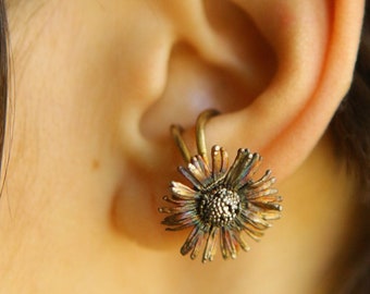 Flower Daisy Ear Cuff in Silver, Floral Ear cuff, Rainbow color flower cuff