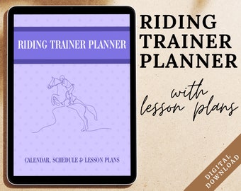 Puede incluir: Una descarga digital para un planificador de entrenador de equitación con planes de lecciones. La portada presenta un fondo morado con lunares blancos y un dibujo lineal de un jinete sobre un caballo saltando un obstáculo. El texto "RIDING TRAINER PLANNER" está en la parte superior de la portada y el texto "CALENDAR, SCHEDULE & LESSON PLANS" está en la parte inferior.