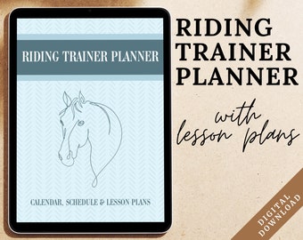 Puede incluir: Una descarga digital para un planificador de entrenador de equitación con planes de lecciones. La portada presenta un diseño azul y blanco con un dibujo de línea de la cabeza de un caballo. El texto "RIDING TRAINER PLANNER" está en la parte superior de la portada, y el texto "CALENDAR, SCHEDULE & LESSON PLANS" está en la parte inferior.