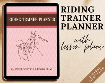 Puede incluir: Una descarga digital para un planificador de entrenador de equitación con planes de lecciones. La portada presenta un fondo rosa con un contorno blanco de un caballo y un jinete. El texto "RIDING TRAINER PLANNER" está en texto marrón en la parte superior de la portada. El texto "CALENDAR, SCHEDULE & LESSON PLANS" está en texto marrón en la parte inferior de la portada.