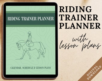 Könnte beinhalten: Ein digitaler Download für einen Reitlehrer-Planer mit Unterrichtsplänen. Das Cover zeigt einen grünen Hintergrund mit einer Strichzeichnung eines Reiters auf einem Pferd. Der Text "RIDING TRAINER PLANNER" befindet sich oben auf dem Cover und der Text "CALENDAR, SCHEDULE & LESSON PLANS" unten.