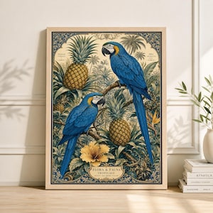 Puede incluir: Una impresión artística enmarcada con dos guacamayos azules y amarillos posados en una rama entre piñas y follaje tropical. La impresión tiene un estilo vintage con el texto "Flora & Fauna Tropicale" en la parte inferior.