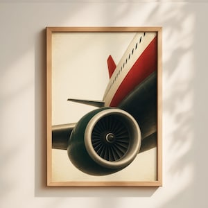 Könnte beinhalten: Gerahmter Druck mit einer detaillierten Illustration eines Flugzeugs. Das Flugzeug hat einen rot-weißen Rumpf, ein grünes Triebwerk und einen dunkelgrauen Körper. Das Kunstwerk ist vor einem hellen Hintergrund platziert.
