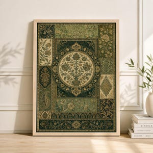 Puede incluir: Una impresión artística enmarcada con un diseño de patchwork con patrones florales y paisley en tonos verdes, beige y dorados. El motivo central es un diseño circular con un jarrón de flores. La obra de arte se muestra en un marco de madera clara.