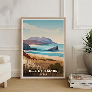 Puede incluir: Impresión enmarcada que representa un paisaje costero de la Isla de Harris, Escocia. La obra de arte minimalista muestra una playa, montañas y el mar, con el texto "Isle of Harris" y un marco de madera clara.