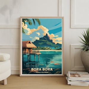 Könnte beinhalten: Gerahmter Kunstdruck mit einer tropischen Bora Bora-Landschaft. Das Kunstwerk zeigt eine Hütte über türkisfarbenem Wasser, einen Berg und den Text "Bora Bora - Französisch-Polynesien". Der Himmel ist blau mit Wolken, und der Druck ist in einem Holzrahmen.