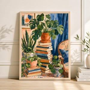 Könnte beinhalten: Gerahmter Kunstdruck, der eine gemütliche Innenszene zeigt. Eine große Topfpflanze steht auf einem Bücherstapel, mit anderen Pflanzen in dekorativen Töpfen in der Nähe. Ein gemusterter Stuhl und ein blauer Vorhang befinden sich im Hintergrund. Das Kunstwerk hat eine warme Farbpalette.