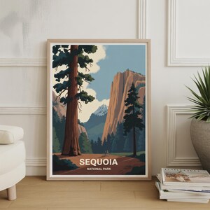 Puede incluir: Un póster enmarcado que representa el Parque Nacional de las Secuoyas. La obra de arte muestra una secuoya gigante, montañas y el texto "SEQUOIA NATIONAL PARK" en blanco. La paleta de colores incluye tonos de verde, marrón y azul.