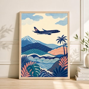Pode incluir: Uma impressão artística emoldurada com uma paisagem estilizada com um avião azul voando sobre montanhas, palmeiras e ondas do oceano. A obra de arte usa uma paleta de azuis, rosas e creme, criando um tema de viagem tropical.