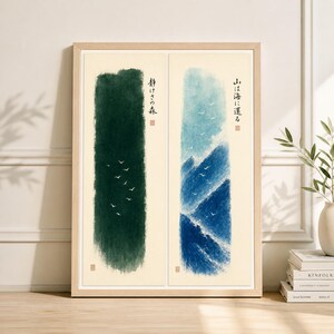 Puede incluir: Obra de arte enmarcada con dos paneles verticales. El panel izquierdo tiene un diseño verde oscuro, estilo pincelada, con pájaros blancos. El panel derecho tiene un diseño azul y azul claro con pájaros blancos. Texto japonés visible.
