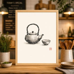 Könnte beinhalten: Ein gerahmter Aquarelldruck einer Teekanne und einer Teetasse in Grautönen. Die Teekanne hat einen gebogenen Griff und einen Ausguss. Die Teetasse ist klein und rund. Das Kunstwerk wird auf einem Holztisch ausgestellt.