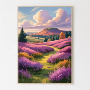 Op de afbeelding: Een ingelijste kunstdruk met een landschap met een pad door een veld met paarse bloemen. Het kunstwerk toont een heuvel en een berg onder een bewolkte lucht. Het kleurenpalet omvat paarse, gele, groene en oranje tinten.