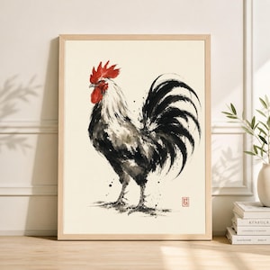 Op de afbeelding: Waterverfschilderij van een haan in een houten lijst. De haan is afgebeeld in zwart, wit en grijstinten met een felrode kam en lellen. Het kunstwerk heeft een minimalistische, Aziatisch geïnspireerde esthetiek.