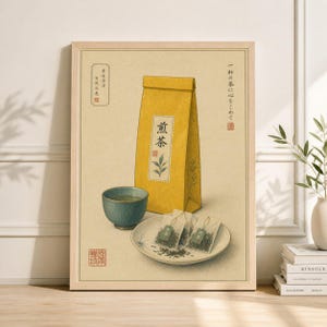 Könnte beinhalten: Gerahmter Kunstdruck mit einem Stillleben zum Thema Tee. Ein gelber Papiersack mit japanischem Text und eine türkisfarbene Teetasse befinden sich im Vordergrund. Ein kleiner Teller enthält Teebeutel.