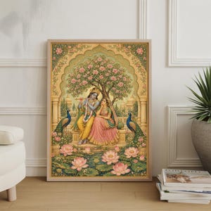 Puede incluir: Impresión enmarcada que representa a una pareja con vestimenta tradicional, sentada bajo un árbol en flor. La obra presenta pavos reales, flores de loto y detalles arquitectónicos ornamentados, con una paleta de colores suaves de rosa, amarillo y verde.