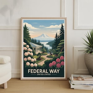 Könnte beinhalten: Ein gerahmter Kunstdruck mit einer malerischen Illustration von Federal Way, Washington. Das Kunstwerk zeigt eine ruhige Landschaft mit einem See, Bergen und einem Garten mit Bonsai-Bäumen und rosa Blumen. Der Text "FEDERAL WAY UNITED STATES" ist unten zu sehen.