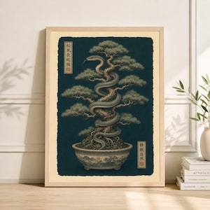 Op de afbeelding: Een ingelijste kunstdruk met een bonsai-boom met een groene slang eromheen. De boom heeft groen blad, tegen een donkerblauwe achtergrond. De lijst is lichtbruin. Japanse tekst is inbegrepen.