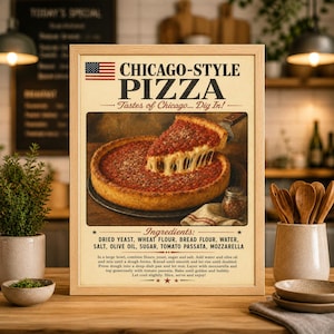 Può includere: Una stampa incorniciata con una pizza in stile Chicago. L'immagine mostra una pizza deep-dish con una fetta che viene sollevata, rivelando formaggio fuso. Il testo include "Chicago-Style Pizza" e un elenco di ingredienti, tra cui farina di frumento e mozzarella.
